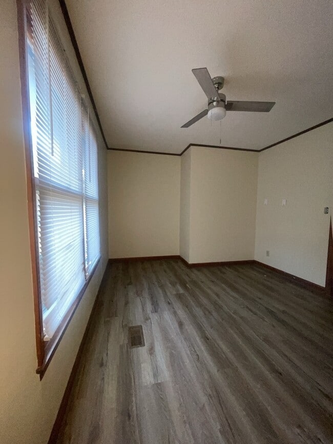 Building Photo - 3 Bedroom 2 Bathroom