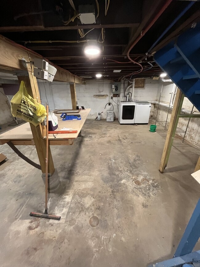 Building Photo - 1910 Hst W 10th St