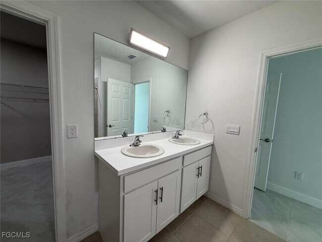 Building Photo - 1304 NE 9th Pl