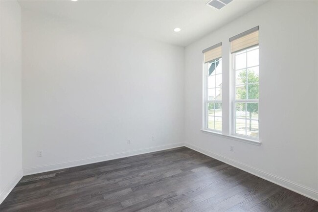 Building Photo - 4413 Edgewater Dr