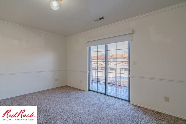 Building Photo - Charming 2 Bedroom Townhome