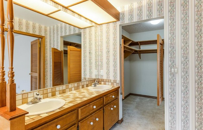 Building Photo - Prime Charbonneau Golf Community Location! 2 Bed, 2.5 Bath + Den, A/C, Washer/Dryer and Garage