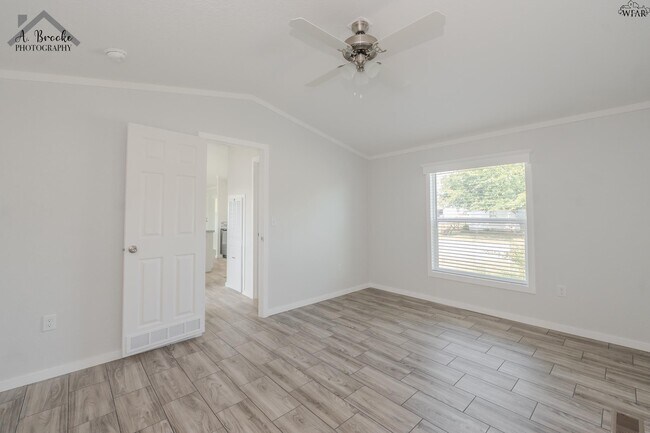 Building Photo - 106 S Pacific Ave