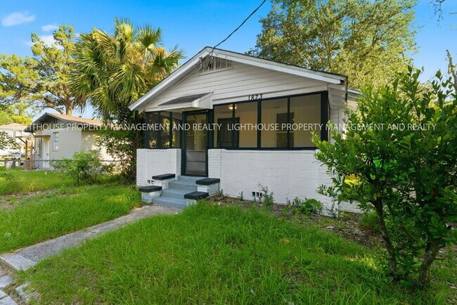 Building Photo - Newly Renovated 3 Bedroom Home With Modern Kitchen