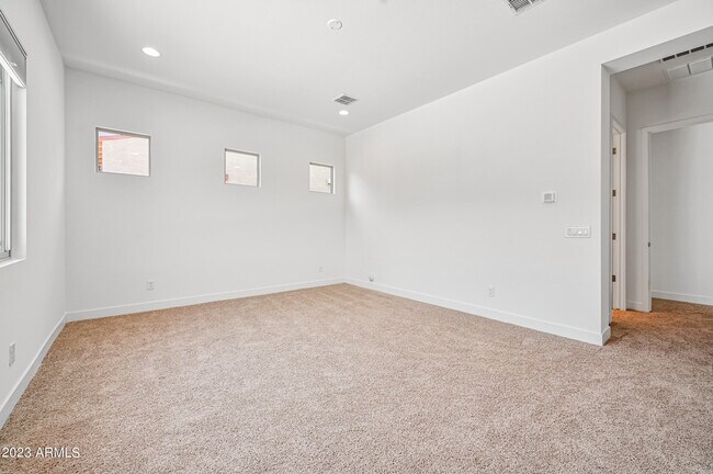 Building Photo - 8725 W Wagon Wheel Dr