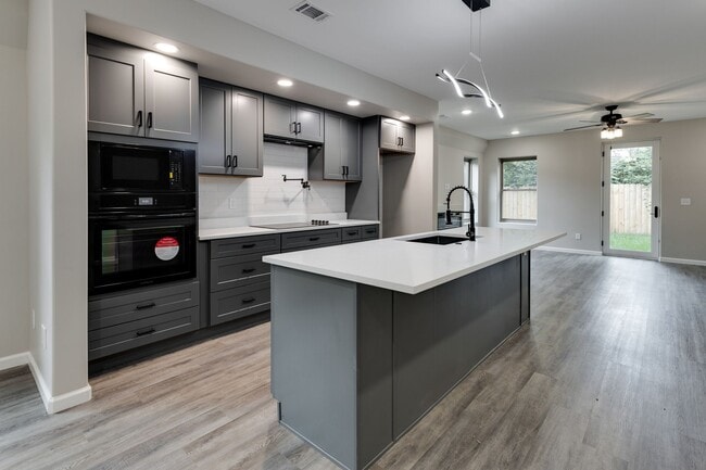 Building Photo - 271 Garry Dr
