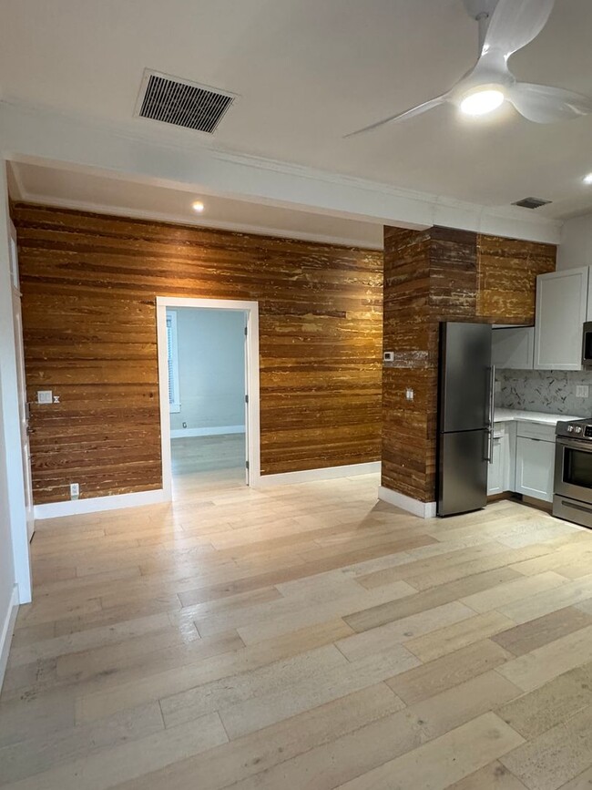 Building Photo - Stunning 2 bedroom 1 bath duplex  in Mid T...