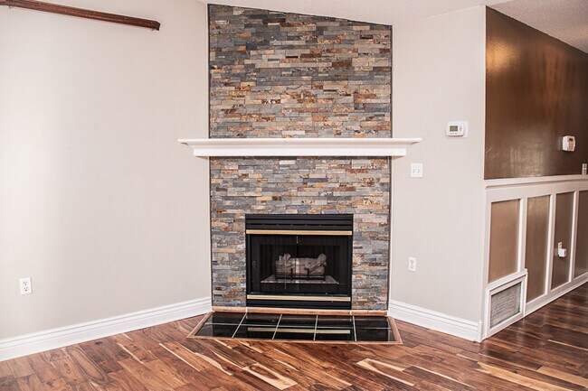 Building Photo - 17 8th St