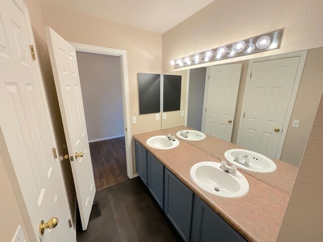 Building Photo - 3 Bedroom Home Available Near N Powers Blvd & Dublin Blvd!