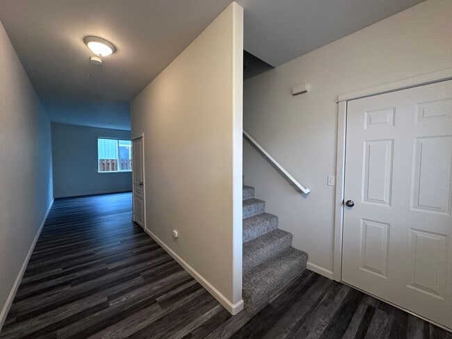 Building Photo - Newly Updated 3 Bedroom Available 12/1