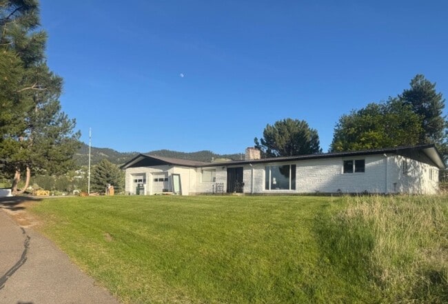 Building Photo - Very Large Ranch Style on South Hills