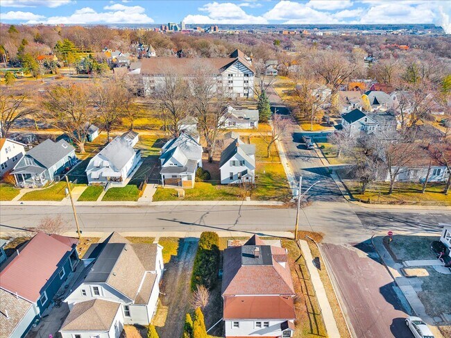 Building Photo - 102 N Cedar Ave