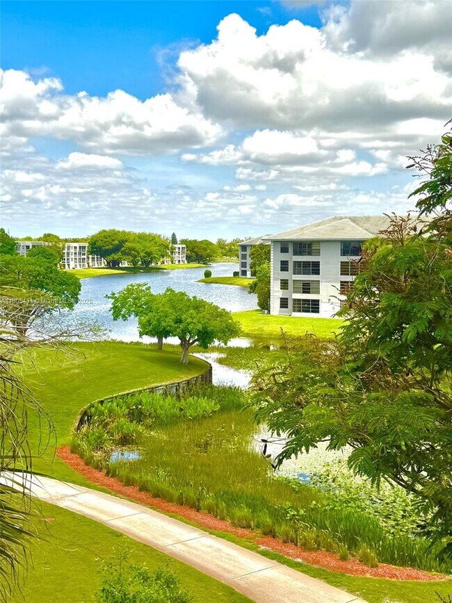 Building Photo - 1705 Whitehall Dr