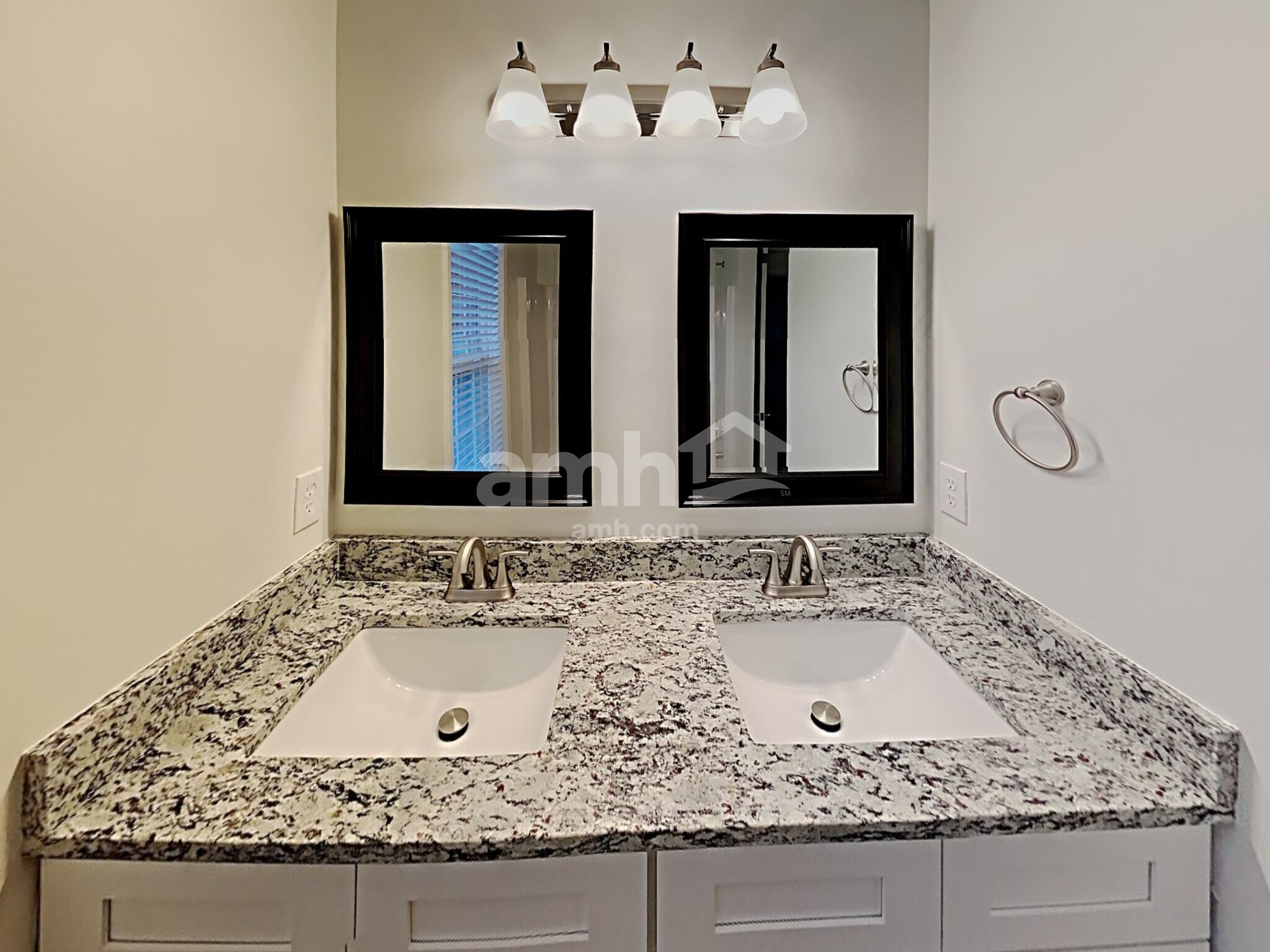 Building Photo - 433 Long Branch Way