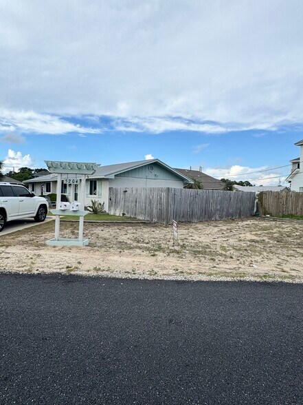 Building Photo - 5204 Beach Dr