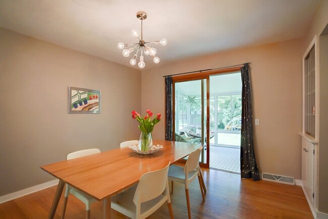 Building Photo - Charming West Side Single Family Home with Mid Century Modern feel