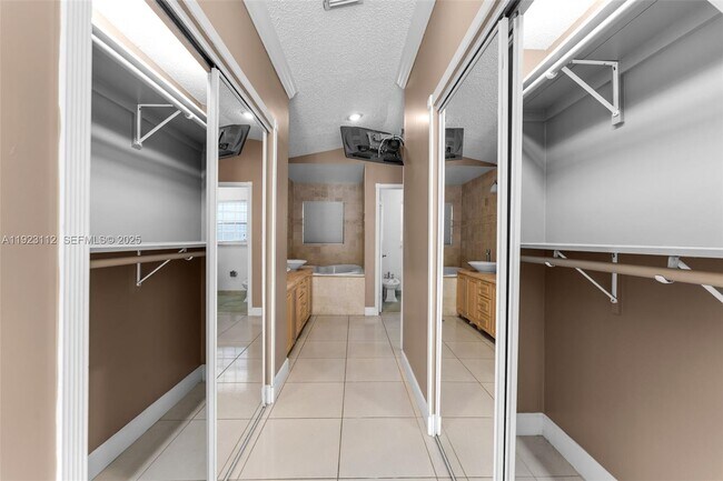 Building Photo - 15016 SW 139th Ave