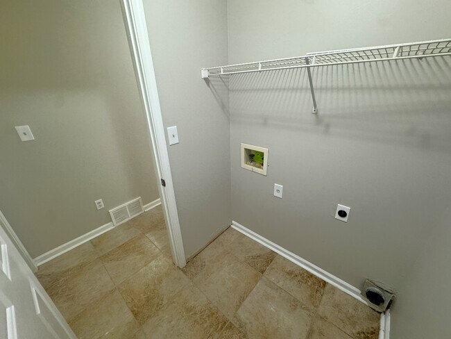 Building Photo - 9040 Pepper Hollow Ct
