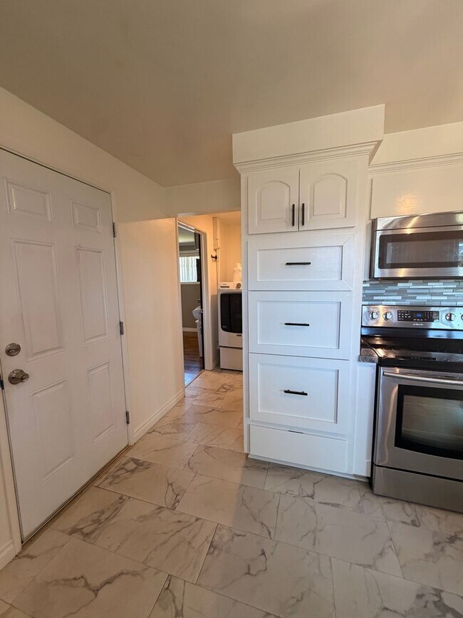 Building Photo - 4-Bedroom 4-Bathroom home with attached Studio apartment
