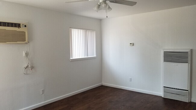 Building Photo - 2 BEDROOM DUPLEX-across the street from UC Davis