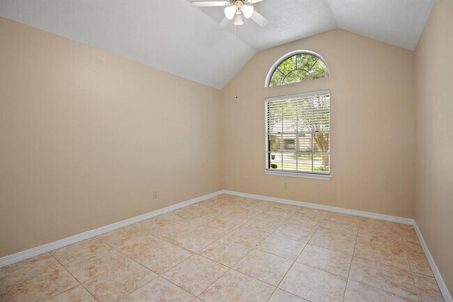 Building Photo - 710 Lochnell Dr