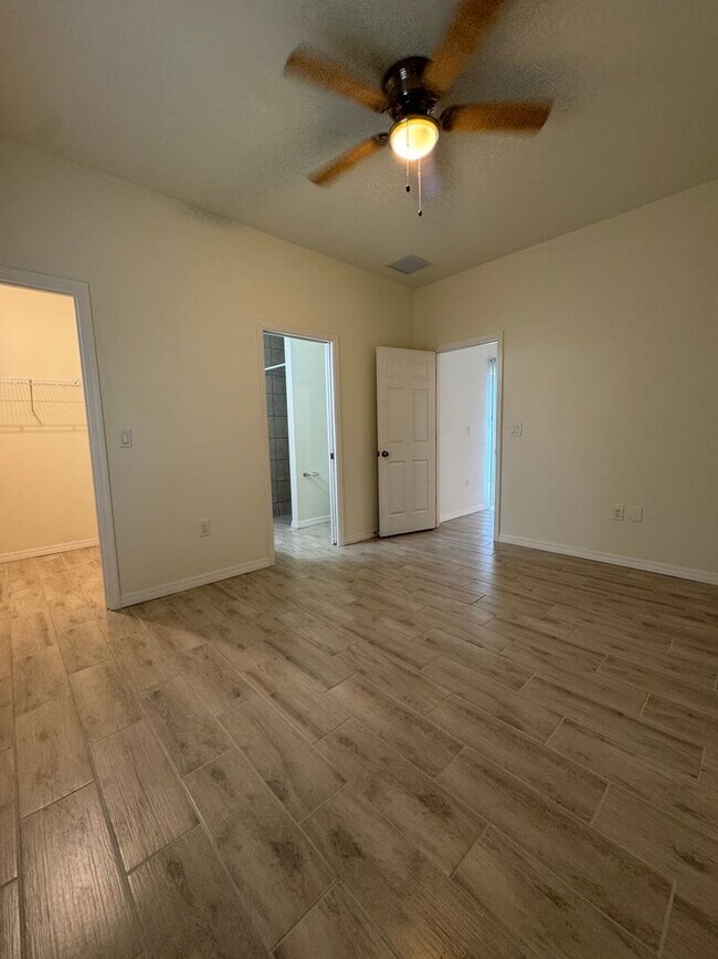 Building Photo - Spacious 3 Bed 2 Bath Duplex in Lehigh Acres