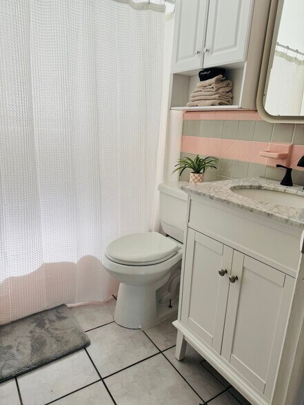 Building Photo - 412 73rd Ave