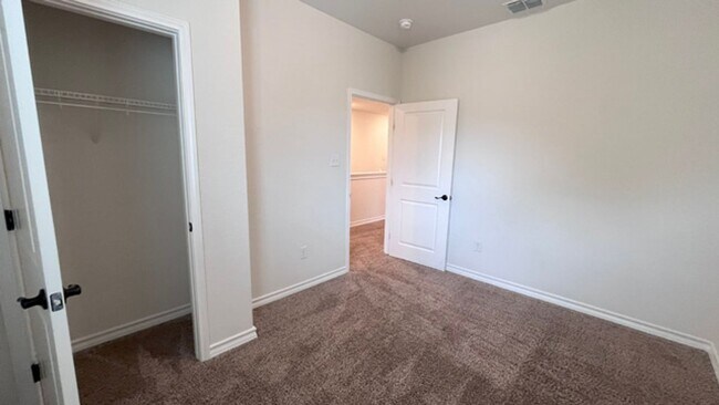 Building Photo - Gorgeous 3-Bed Townhome with Private Yard ...