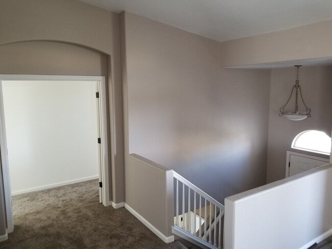 Building Photo - Stunning Home in Pacific Crest!  This 5 Bedroom 2.5 Bathroom with 2 Living Rooms