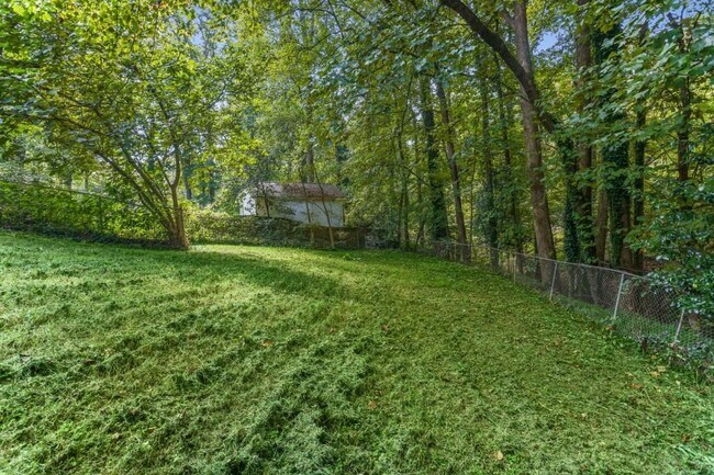 Building Photo - 2647 Hatfield Cir SE