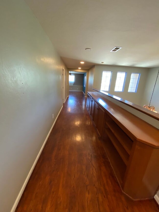 Building Photo - Big beautiful Home for rent in Visalia, Ca