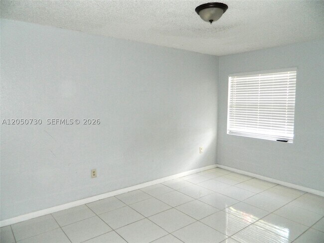 Building Photo - 899 Crystal Lake Dr
