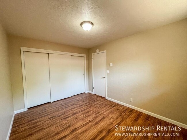Building Photo - 2110 W 18th Ave