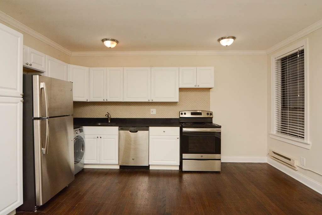 Building Photo - 3345 N Marshfield Ave