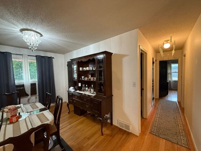 Building Photo - Beautiful 4 bed 2.5 Bath Bloomington SF Ho...