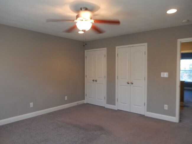 Building Photo - Quality 3 BR Townhome; Convenient to Med C...