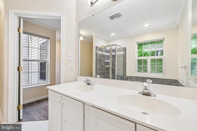 Building Photo - 8727 Thornbrook Dr