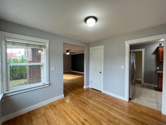 Building Photo - Charming 2 Bed 1 Ba House in Gladstone - Garage, Washer and Dryer, Landscaping Including!
