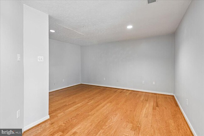 Building Photo - 631 Realm Ct W
