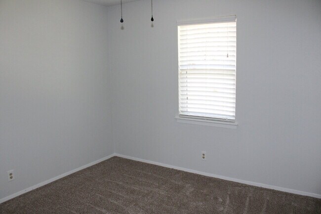 Building Photo - "Charming, Bedford home with Dual Living Spaces, Bonus Room, and a Spacious Backyard!"