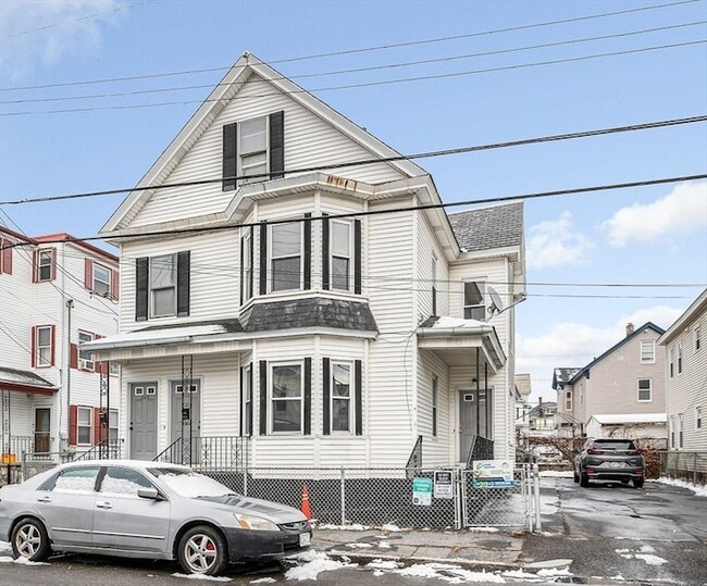 Building Photo - 220 Concord St