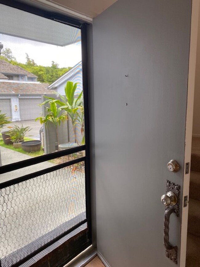 Building Photo - Kaneohe Townhouse Available Now!