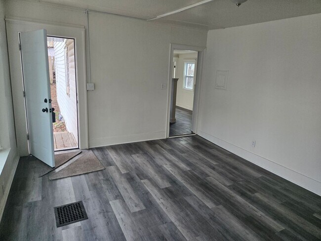 Building Photo - 48 Clark St