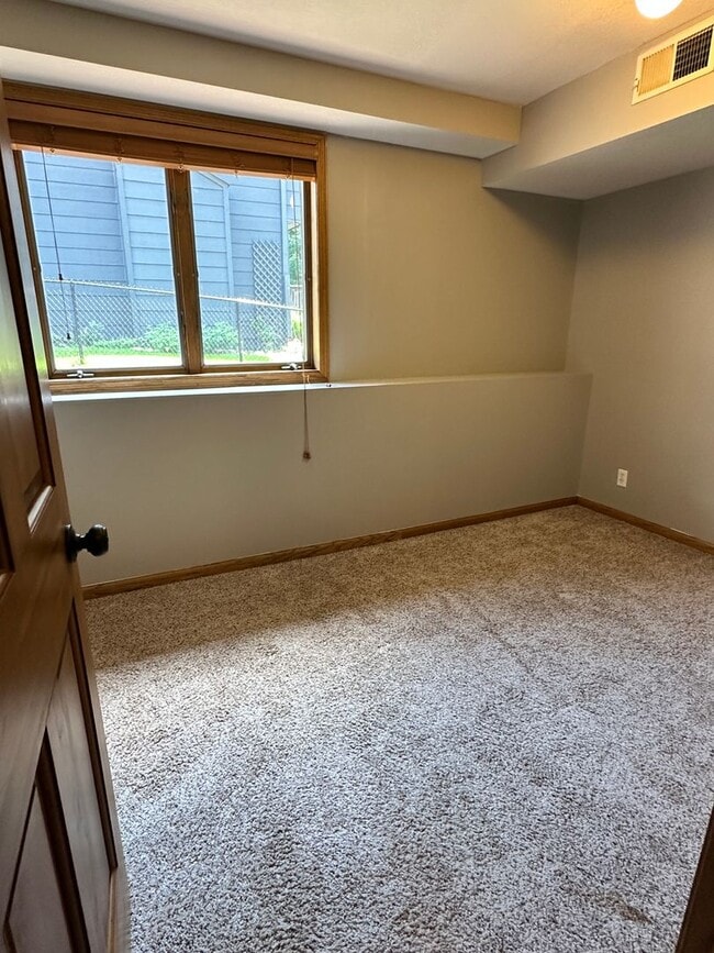 Building Photo - Maple Grove Single Family Home, Office, Fa...