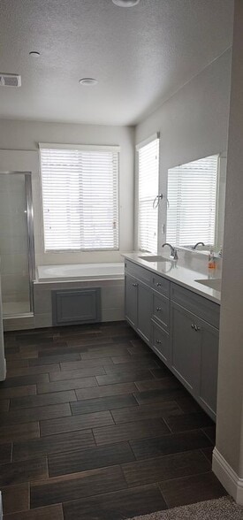 Building Photo - 6211 E Sasha Dr