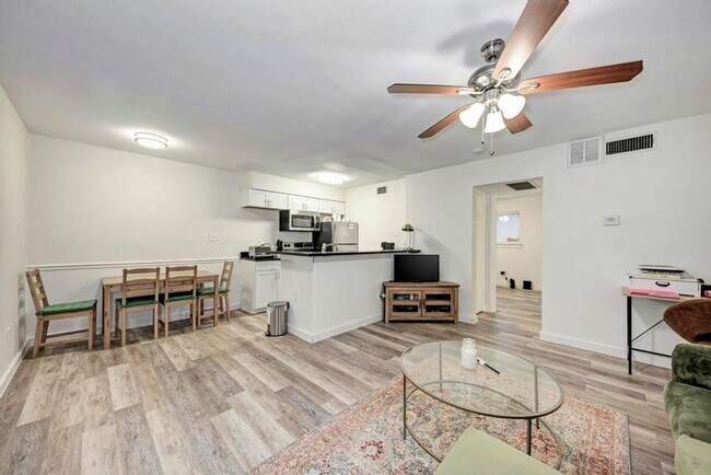 Building Photo - WASHER / DRYER, WOOD FLOORS OPEN LIVING LAYOUT !!