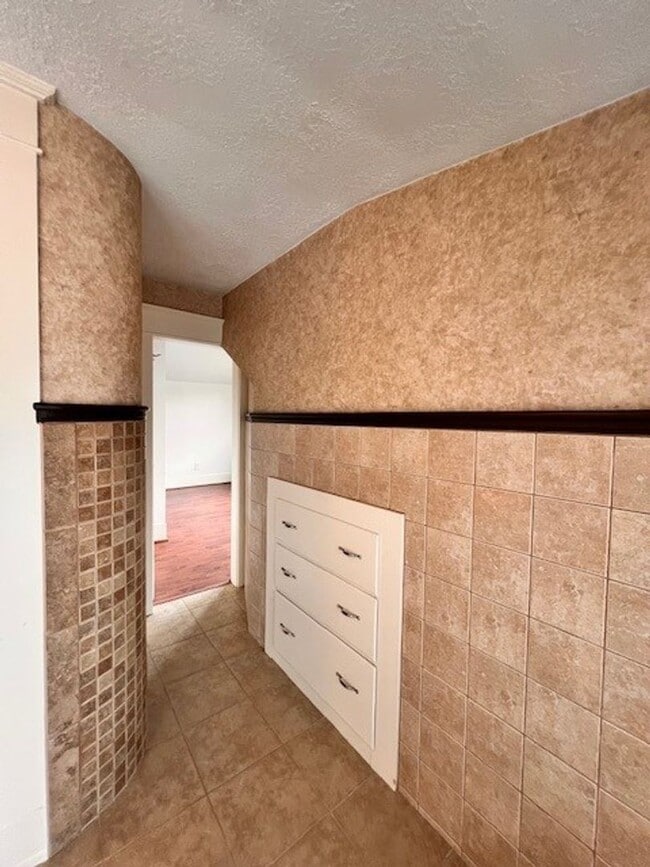 Building Photo - 1416