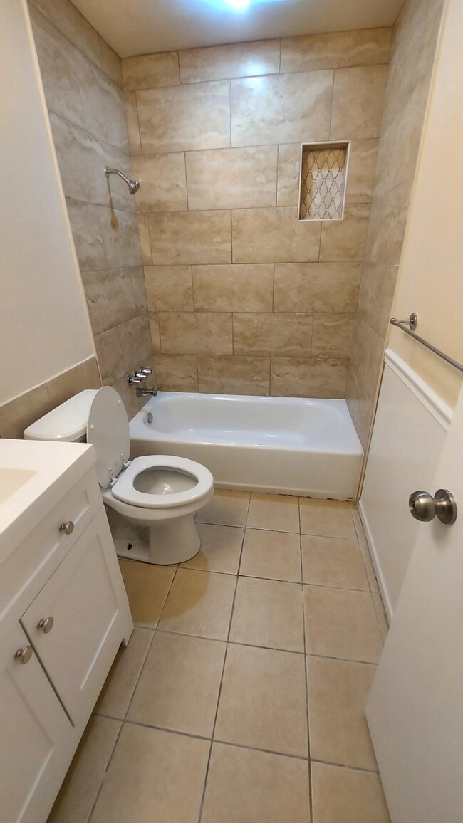 The Hall Bath has Been Upgraded - 5538 W Ridgecreek Dr