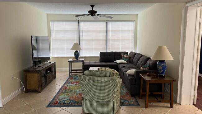 Building Photo - 6097 Balboa Cir