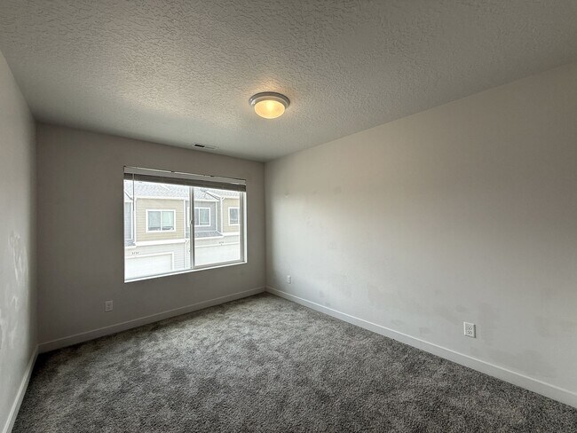 Building Photo - Townhome available now in Haven Dell!